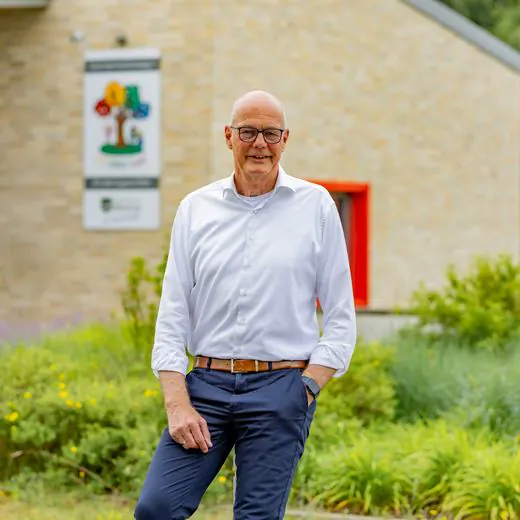 Wolfgang Klußmann vor einer Kindertagesstätte in Wietze