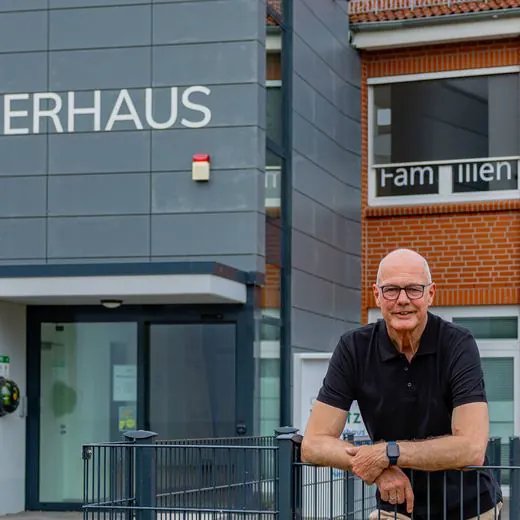 Wolfgang Klußmann am Bürgerhaus und Familienzentrum in Wietze