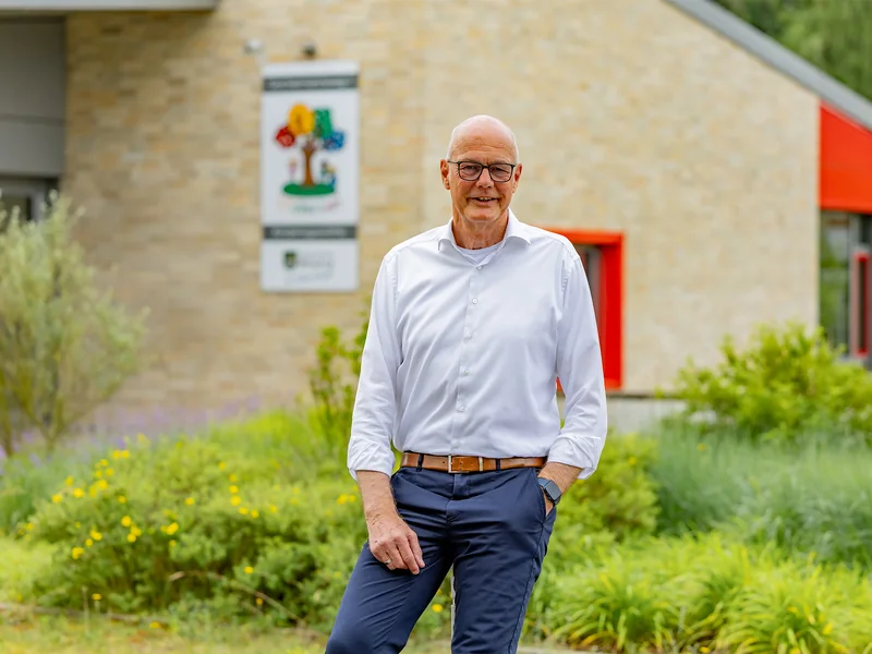 Wolfgang Klußmann vor der Kindertagesstätte 4-Farben-Land in Wietze