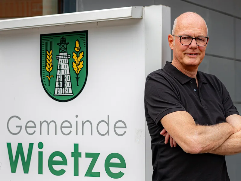 Wolfgang Klußmann am Schild der Gemeinde Wietze