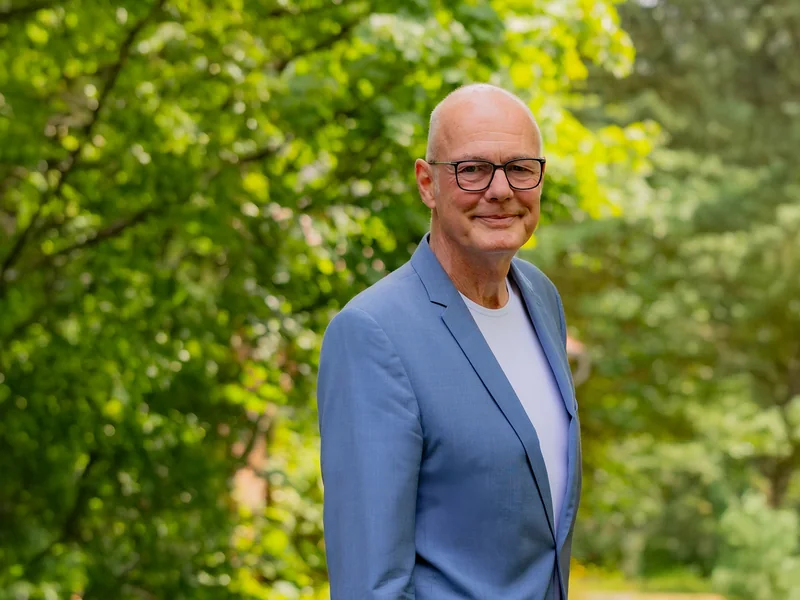 Wolfgang Klußmann in einer Grünanlage in Wietze