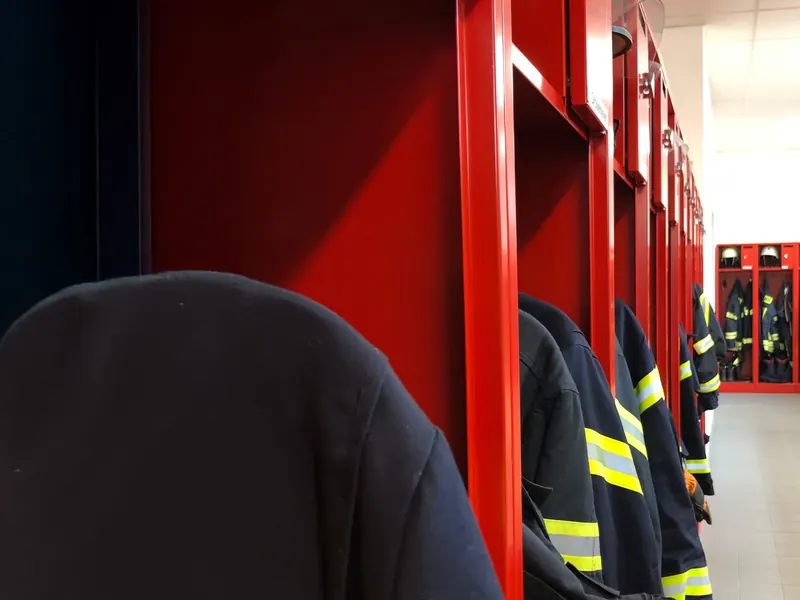 Einsatzkleidung in der Umkleide einer Feuerwehr