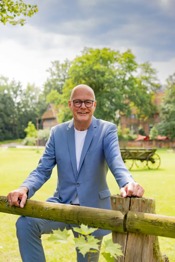 Wolfgang Klußmann auf dem Dorfplatz in Wietze